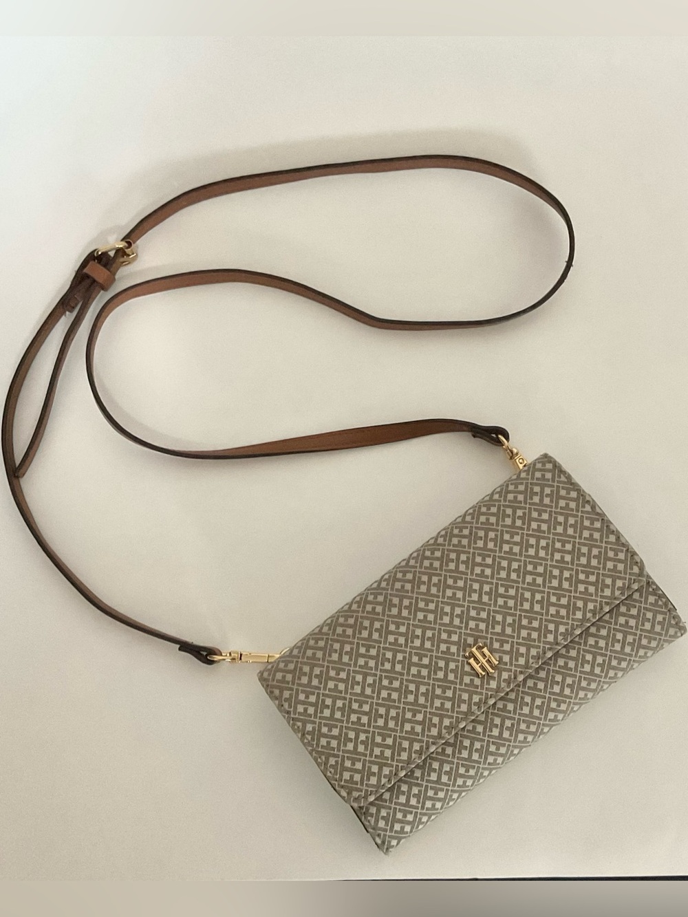 Tommy Hilfiger Patterned Crossbody Wallet